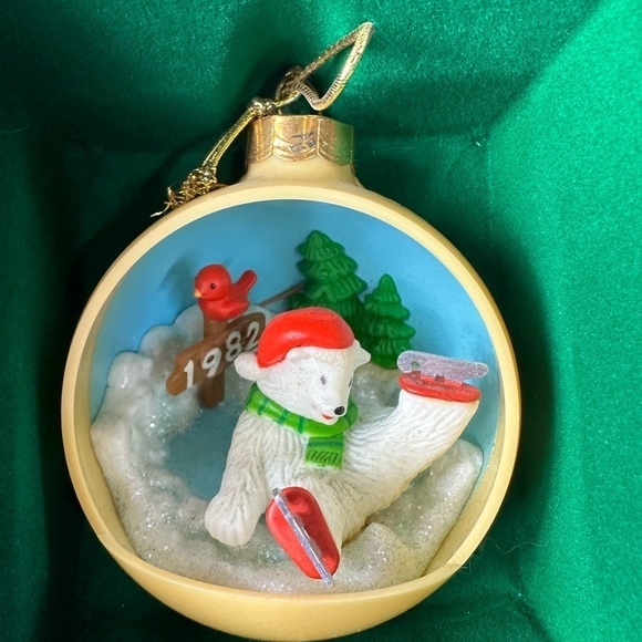VINTAGE POLAR BEAR 1982 Diorama Christmas Ornament Enesco Skater Cardinal - Picture 1 of 8